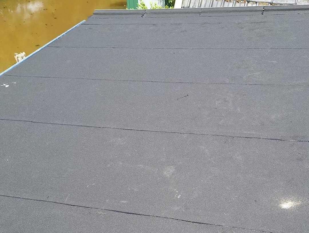 Renovatie bitumendak – VV-Line onderlaag en APP-leislag met zinken goot