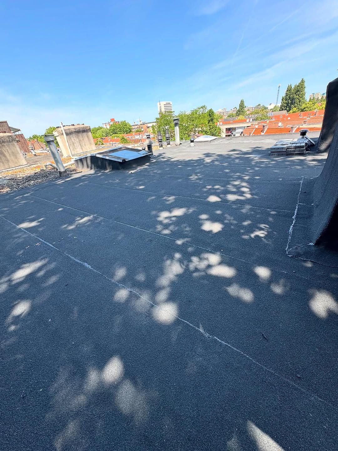 Renovatie bitumendak – PIR isolatie en APP-leislag met dakgoot
