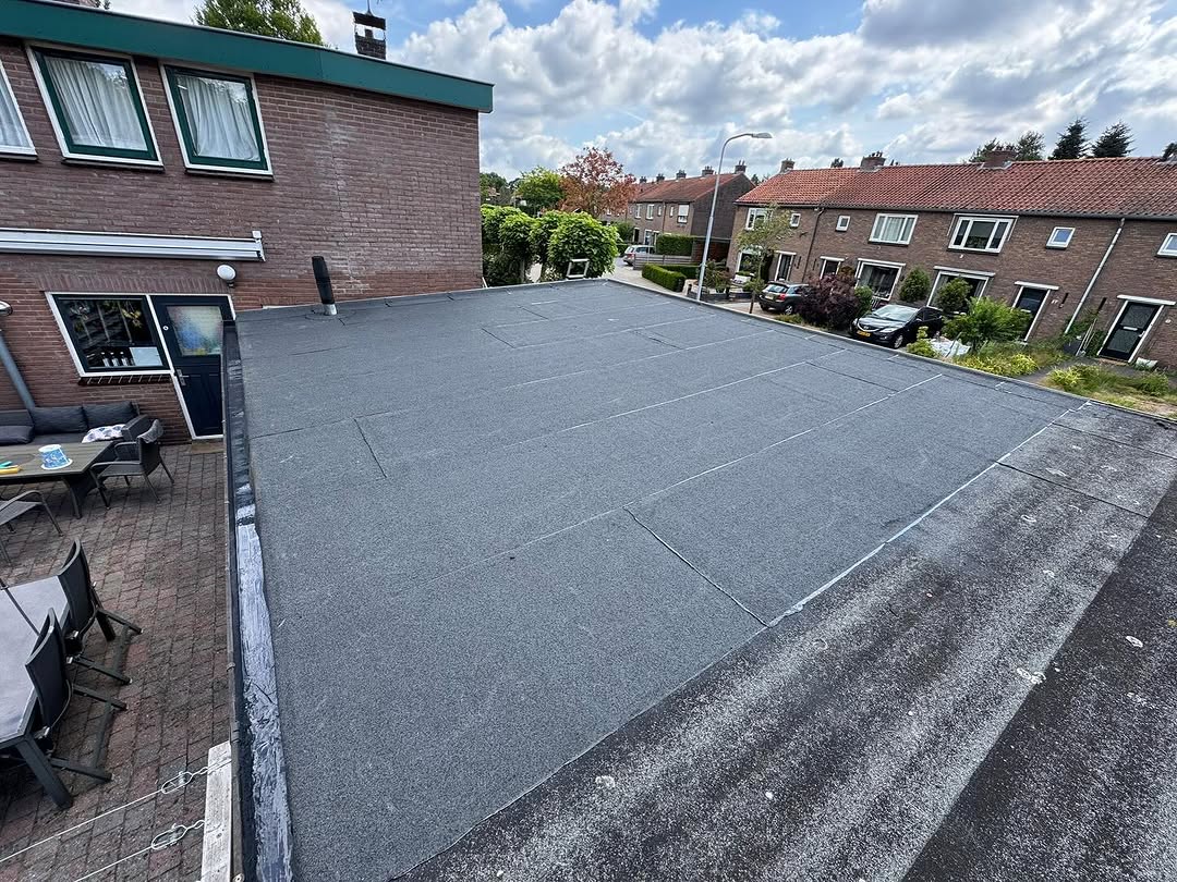 Renovatie bitumendak berging – Nieuwe toplaag na slijtage