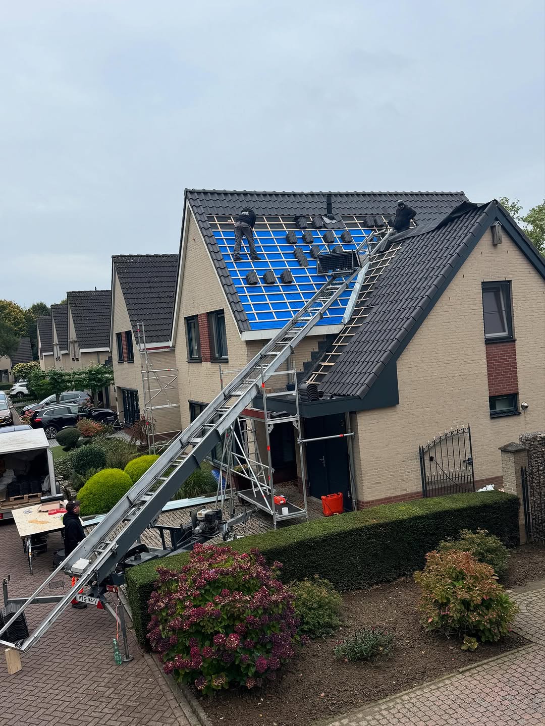Renovatie hellend dak 130m2 – Nieuw pannendak en schoorsteen verwijderen