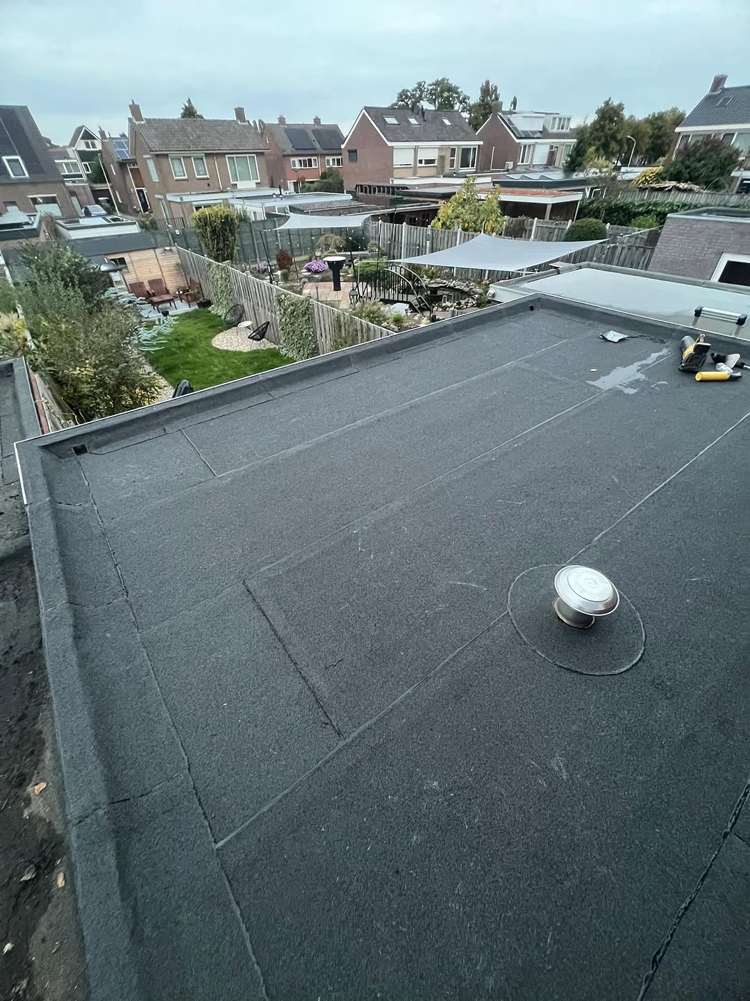 Bitumendak aanbouw met vernieuwd dakbeschot