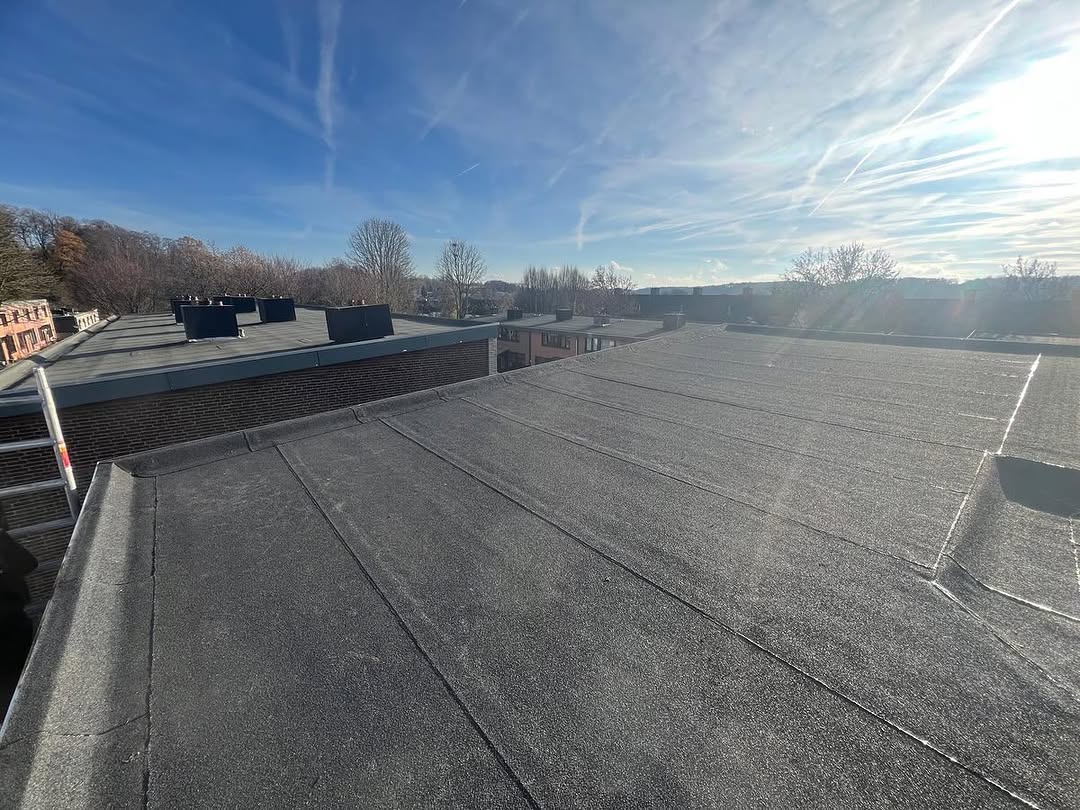 Bitumendak vernieuwing met volledig nieuw dakbeschot