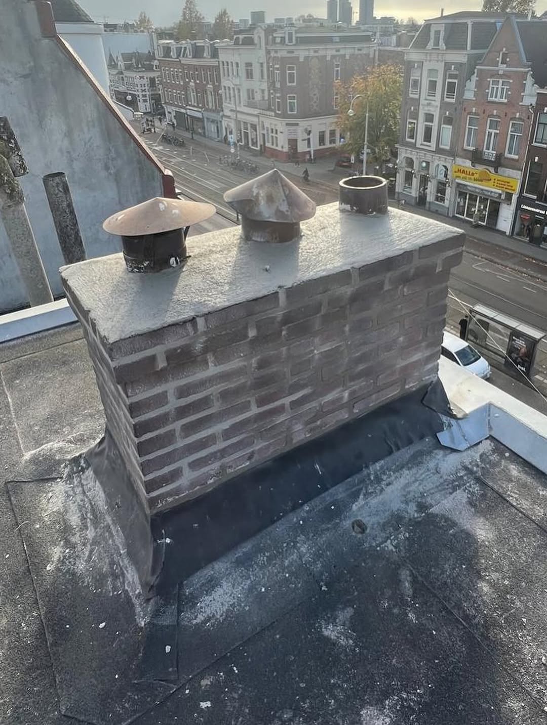 Schoorsteen renovatie met eco-lood en voegwerk