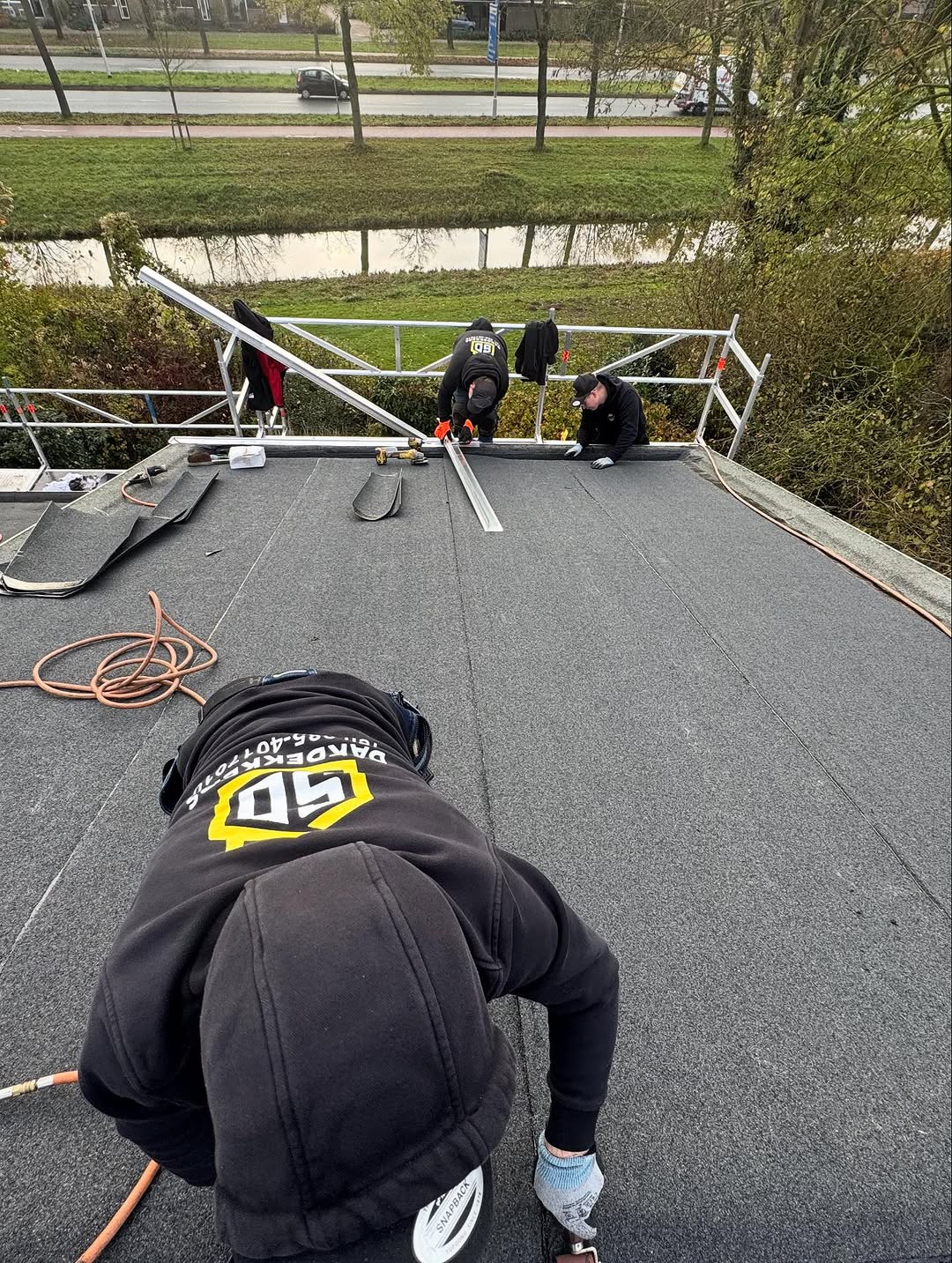 Bitumendak en schoorsteen renovatie met loodwerk