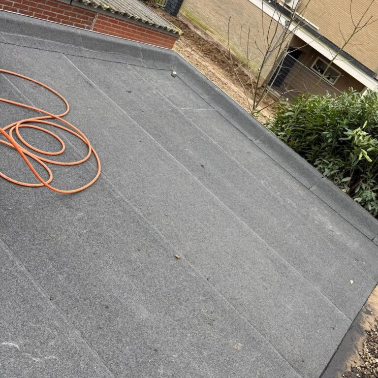 Nieuw bitumendak op garage met duurzame waterdichte dakopbouw 1
