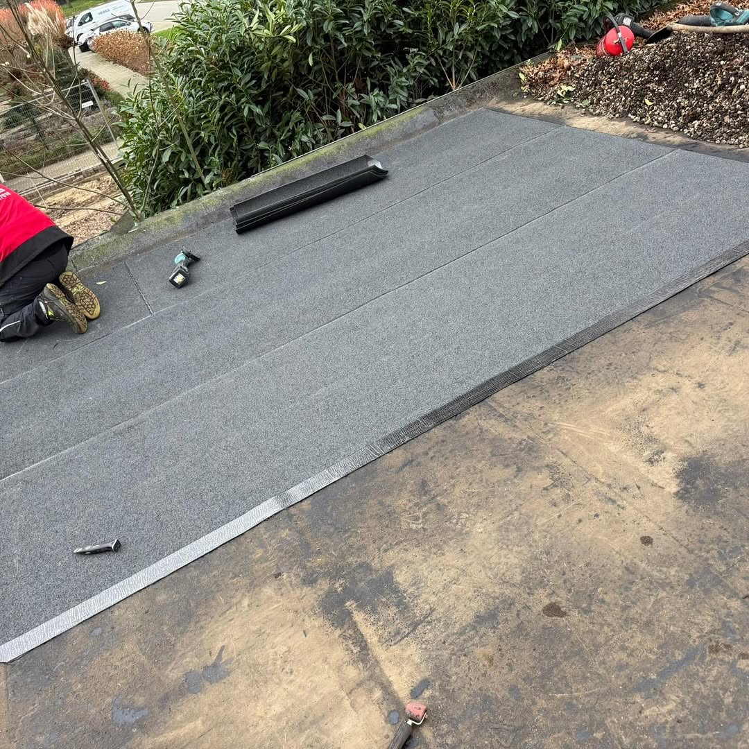 Nieuw bitumendak op garage met duurzame waterdichte dakopbouw