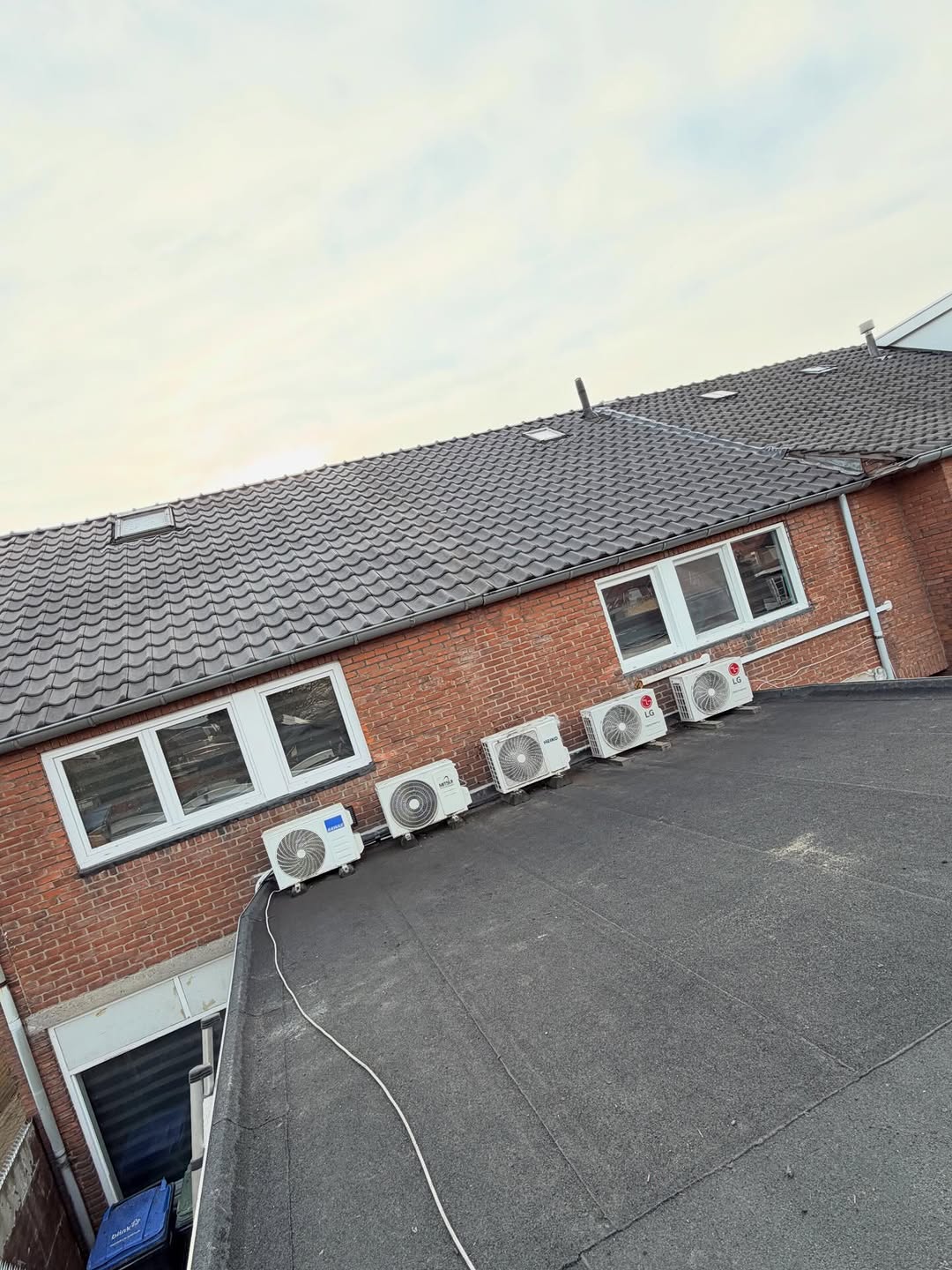 Twee woningen vernieuwd met VHV blauw gesmoord pannendak