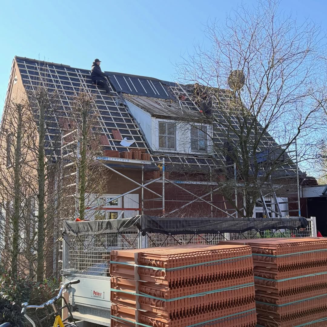Strak pannendak met natuurrode vlakke mulden en Trespa boeidelen
