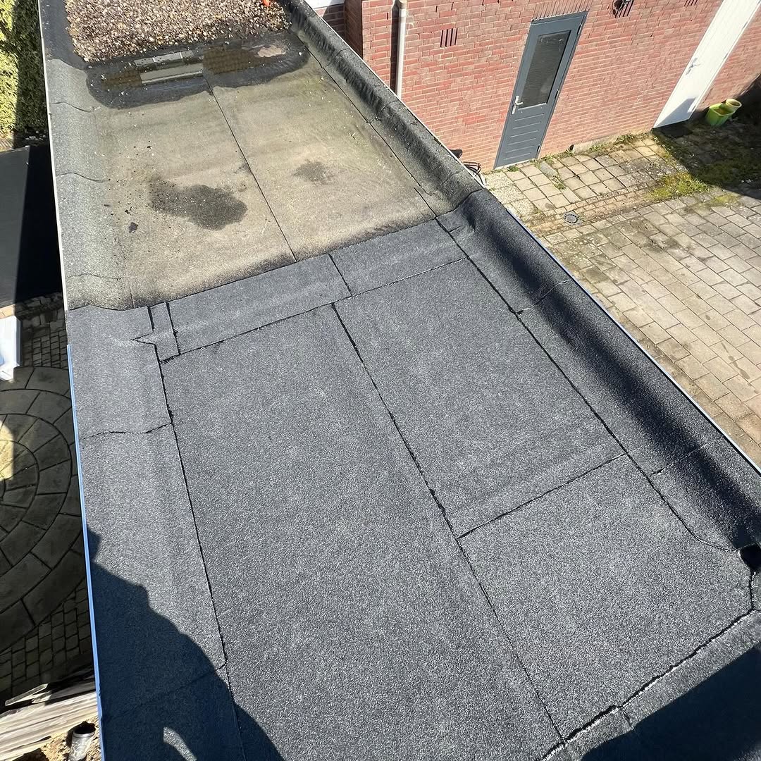 Gedeelde berging vernieuwd met bitumendak en nieuw dakbeschot