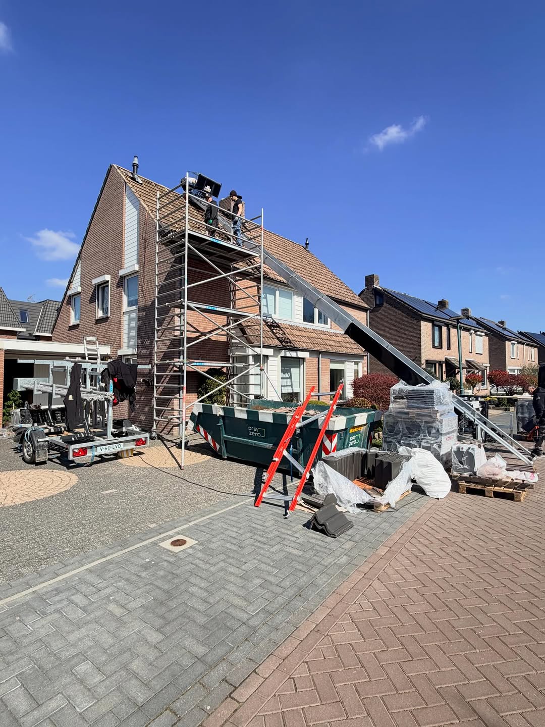 Nieuw strak pannendak met antraciete betonpannen op woning