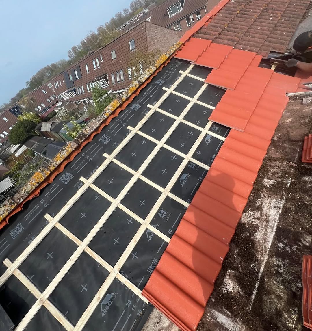 Nieuw strak pannendak met Nelskamp natuurrode betonpannen gelegd