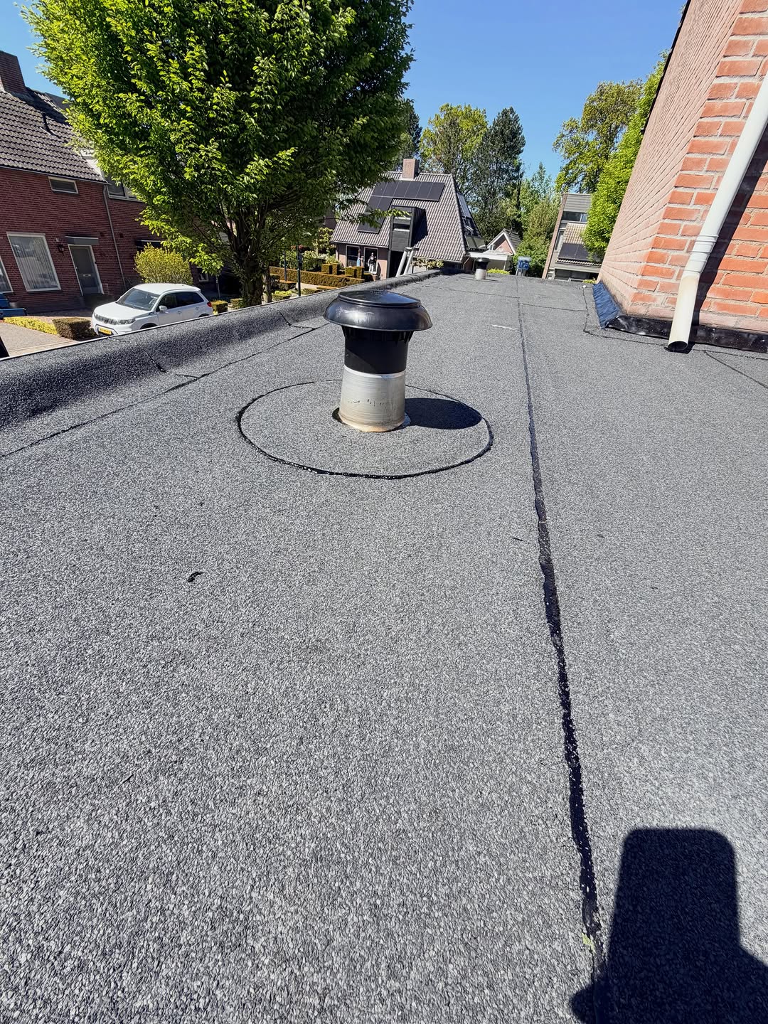 Nieuw bitumendak aangebracht voor duurzame waterdichte bescherming van woning