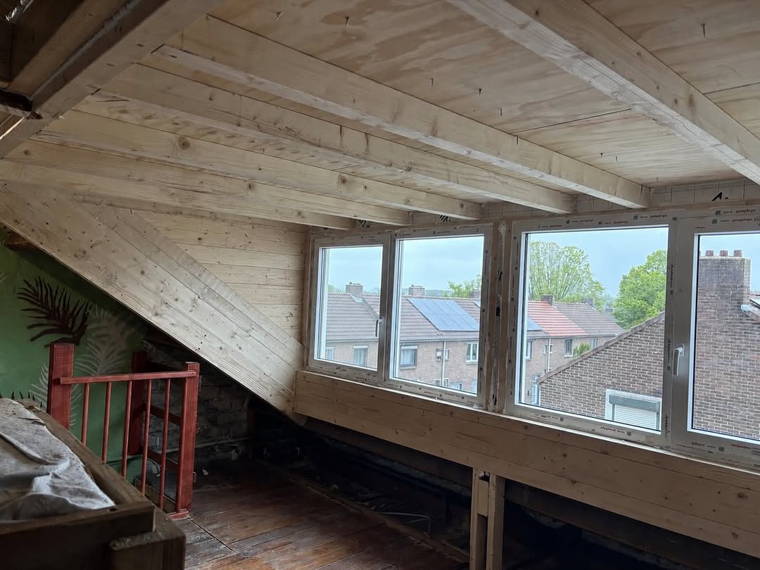 Verduurzaamd pannendak met dakkapelopbouw, isolatiefolie en zinken dakgoot